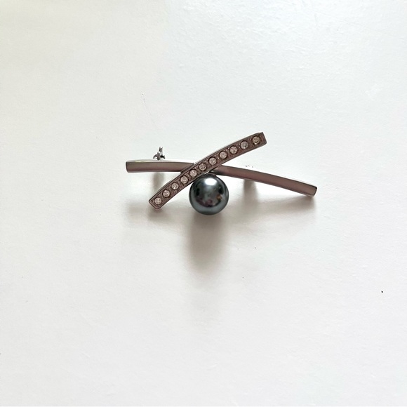 Vintage Silver Pin with Blue Pearl Like Bead and Rhinestones - Picture 1 of 3